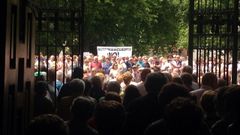 Protesta de Asturias Laica a la salida de la misa patronal de San Pedro, en Gij�n