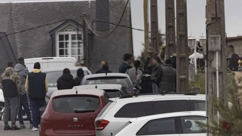 Una docena de agentes de la Guardia Civil tomaron ayer varias viviendas de O Sisto, Carballo