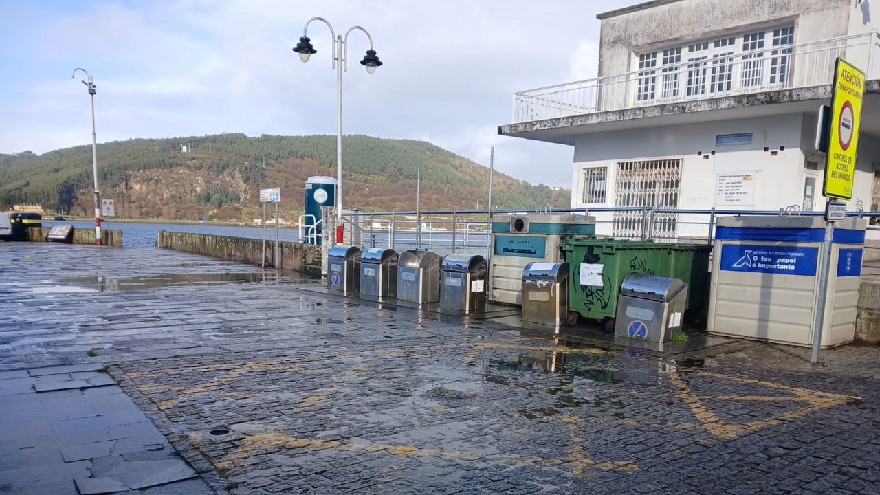 Arrancan el control de accesos del aparcamiento del muelle de Mugardos, el poste y los pilotes: «Es la tercera vez que pasa»