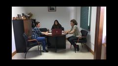 La alcaldesa Lola Castro (centro) y las concejalas Mari Carmen Vergara y Natalia L�pez mantienen una videllamada con los otros dos ediles del equipo de gobierno para estudiar este paquete de medidas