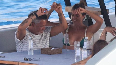 La pareja captada en un momento en el yate en el estaban en aguas de Mallorca