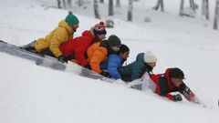 Aficionados a la nieve este sbado en Manzaneda.