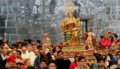 <span lang= es-es >Armenteira</span>. La imagen de Nuestra Se�ora con el pecho descubierto es la raz�n de ser de una de las romer�as con m�s fama en Galicia. La dorada talla del monasterio es del siglo XVI.