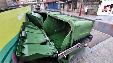 Contenedores tirados en el centro de Vigo.