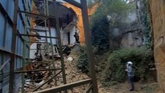 Un t�cnico revisa el estado del inmueble tras el derrumbre del muro