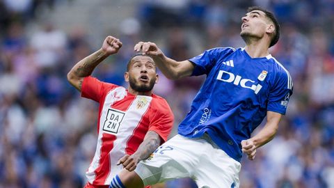 Luis Suárez y Dani Calvo disputan un balón durante el Real Oviedo-Almería