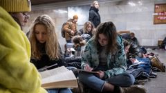 Un grupo de alumnas siguen una lecci�n en un pasillo del metro de Kiev para protegerse de los bombardeos rusos