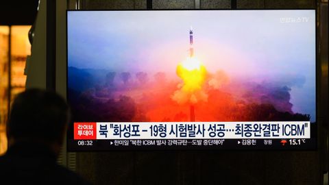 Una televisin en Sel (Corea del Sur) muestra el lanzamiento del misil Hwasong-19 por Piongyang.