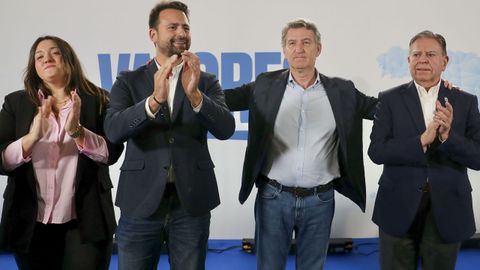 El presidente del PP, Alberto N��ez Feij�o (2d), el presidente del PP de Asturias, �lvaro Queipo (2i), y el alcalde de Oviedo, Alfredo Canteli (d), durante la clausura de un acto organizado por el su partido en Oviedo este viernes, coincidiendo con la celebraci�n de la Conferencia de Presidentes de Barcelona
