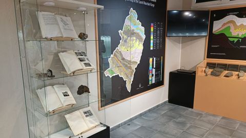 Los vol�menes de las tesis doctorales est�n expuestos en una vitrina del museo geol�gico de Quiroga