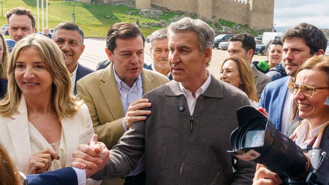 El presidente del PP, Alberto N&uacute;&ntilde;ez Feijoo, y el candidato a la reelecci&oacute;n como presidente de la Junta de Castilla y Le&oacute;n, (en el centro izquierda) en el acto de campa&ntilde;a en &Aacute;vila