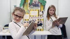 Para explorar o mundo coma un cient�fico s� necesitas unhas poucas ferramentas que est�n na mente. Na imaxe, d�as participantes nunha feira cient�fica escolar