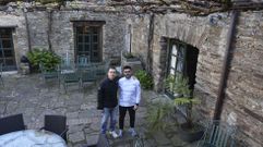 El jefe de cocina de O Sendeiro, Álex Ferreiro (en la foto, a la derecha), y uno de los fundadores del restaurante de Santiago, Sergio Delpont (izquierda). Además de contar con una de las mejores terrazas de la ciudad, tienen tres reservados, y en su cocina nunca falta un ingrediente gallego, sin olvidarse de opciones sin gluten y vegetarianas.