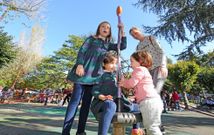 Varias peque�as, divirti�ndose ayer en el concurrido parque infantil del jard�n municipal carball�s. 