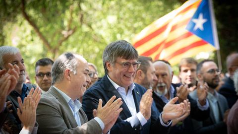 El candidato de Junts a las elecciones catalanas, Carles Puigdemont, junto al secretario general del partido, Jordi Turull, en un acto de campaa en Amlie-Les-Bains-Balada, al sur de Francia.