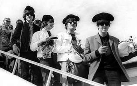 Los componentes de The Beatles, a su llegada a Barcelona en 1965, tocados con monteras toreras