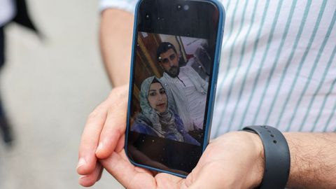 Kasam Abozeed muestra la foto de su esposa y su cu�ado que iban a bordo del barco naufragado.
