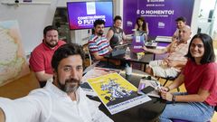 O selfi do candidato: G�mez-Reino, facendo a foto coa xente que o acompa�a estas semanas.