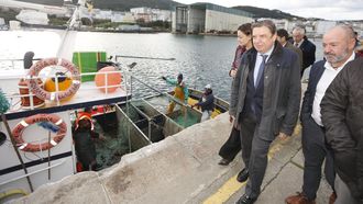 El ministro Luis Planas, en el centro, con Basilio Otero (patr�n mayor burelense) y Carmela L�pez (alcaldesa burelense) pasando al lado de un pesquero en el puerto de Burela a principios de diciembre del 2024.