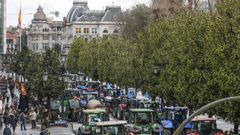 Decenas de tractores siguen colapsando este jueves las calles del centro de Oviedo en la protesta agr�cola y ganadera 