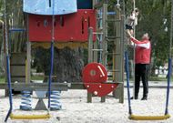 En los dos kil�metros de playa de A Concha-Compostela funcionan ya cuatro �reas de juegos. 