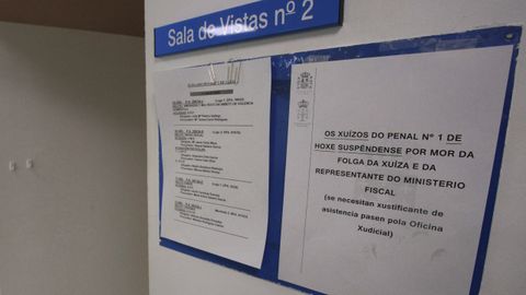 Aviso en un juzgado de Lugo de la suspensión de juicios por la huelga de jueces y fiscales