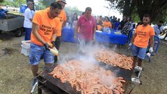 PREPARACI�N DE LOS LANGOSTINO EN LA FIESTA DE ARES