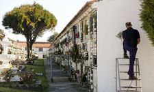 Operario se�alizando ayer las hileras de nichos en el cementerio municipal de Catabois. 