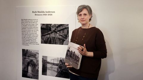 Ana Tom�, en el Museo das Mari�as con una de las publicaciones sobre el trabajo realizado por Ruth Matilda Anderson en Galicia.