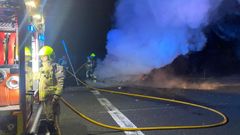 Incendio de un coche en el pol�gono R�o do Pozo, en Nar�n