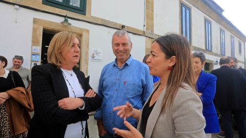 A la derecha, Marta Villaverde, conselleira do Mar, el 7 de mayo del 2026, cuando inaugur� en Portos�n la reforma de Casa do Tella e Rosal�a, un hotel-restaurante subvencionado con m�s de 190.000 euros a tr�ves del GALP Costa Sostible.