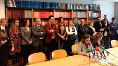 La decana de los Juzgados de Oviedo, Pilar Mart�nez Ceyanes y la fiscal superior de Asturias, Esther Fern�ndez, leen el manifiesto consensuado por jueces, magistrados y fiscales para exigir la independenciay la modernizaci�n de la justicia