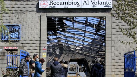 Los due�os y trabajadores de Al Volante ante la nave calcinada