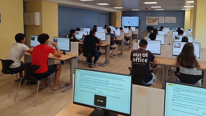 Alumnos realizando el examen te�rico en la sede de la DGT en Ourense, en una imagen de archivo.