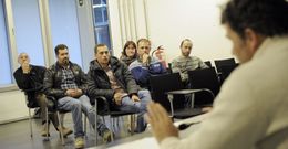 Hosteleros de Lal�n acudieron a la reuni�n en el consistorio con el titular de Urbanismo. 