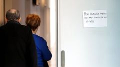 Un cartel avisa de que un m�dico est� de huelga en el Cunqueiro