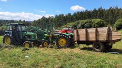 En la imagen, los veh�culos y la finca en la que se produjo el accidente de este s�bado en Cances.