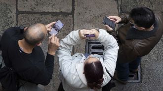 Usando el tel&eacute;fono m&oacute;vil en la calle