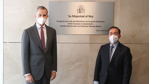 El rey Felipe VI y el ministro de Asuntos Exteriores, Jos� Manuel Albares, hoy junto a la placa conmemorativa de la inauguraci�n de la nueva sede del Ministerio de Exteriores.