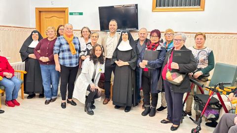 El alcalde de Caldas, Jacobo Pérez, este martes en el asilo, asistió a un concierto de la coral de la Asociación de Xubilados e Pensionistas