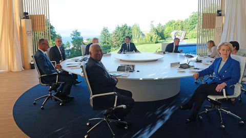 El presidente del Consejo Europeo, Ant�nio Costa y la presidenta de la Comisi�n Europea, Ursula von der Leyen rodeados (de izquierda a derecha) de los mandatarios de Alemania, Friedrich Merz; Reino Unido, Keir Starmer; Estados Unidos, Donald Trump; Francia, Emmanuel Macron; Canad�, Mark Carne; Italia, Giorgia Meloni y Jap�n, Sanae Takaichi.
