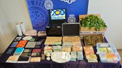 Imagen de las sustancias estupefacientes, dinero en efectivo y diversos efectos encontrados en la vivienda de Celeiro en la que la Polic�a Nacional de Viveiro detuvo a un hombre en d�as pasados