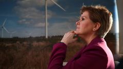 Sturgeon visit� el parque e�lico de Whitelee antes de clausuras la conferencia anual del SNP en Glasgow. 