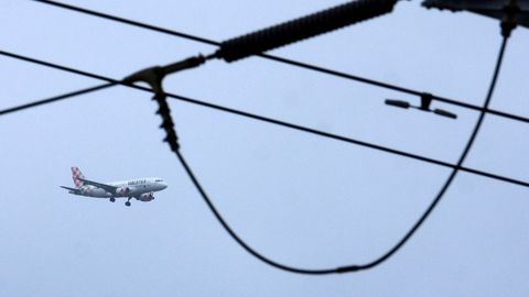  Un avin sobrevuela una estacin hidroelctrica en un da nublado en su aproximacin al aeropuerto de Rann 