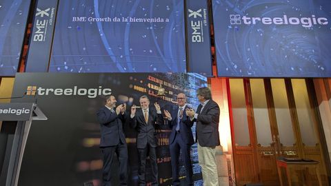 El consejero delegado de la consultora tecnol�gica Treelogic, Marcelino Cortina (2i) toca la campana para debutar en el mercado BME Growth y ha registrado con una subida del 20 %, ya que ha marcado un primer precio de 3 euros por acci�n, frente a los 2,50 euros fijados para su salida a bolsa