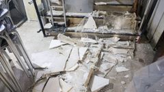 La parte del techo que se cay� la semana pasada, hecha a�icos en el suelo