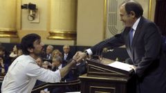 Ram�n Espinar, de Podemos, jura su cargo ante el presidente del Senado. 