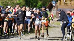 La campeona del maratón, Verónica Bugliot, pasa por Naseiro minutos antes de la salida de la carrera de 21 kilómetros.