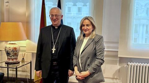 El obispo de Lugo, Alfonso Carrasco, con la ministra de Educaci�n, Milagrosa Tol�n