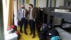 El vicepresidente de la Xunta, Alfonso Rueda, visita un albergue de peregrinos en O Pino.